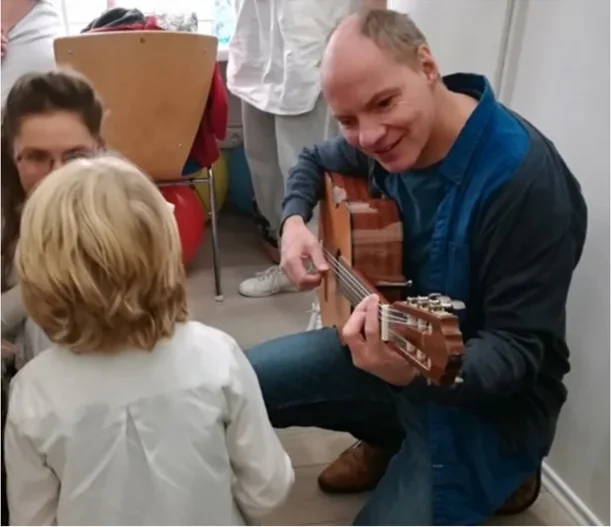 Ronald Troksa beim gemeinsamen Musizieren